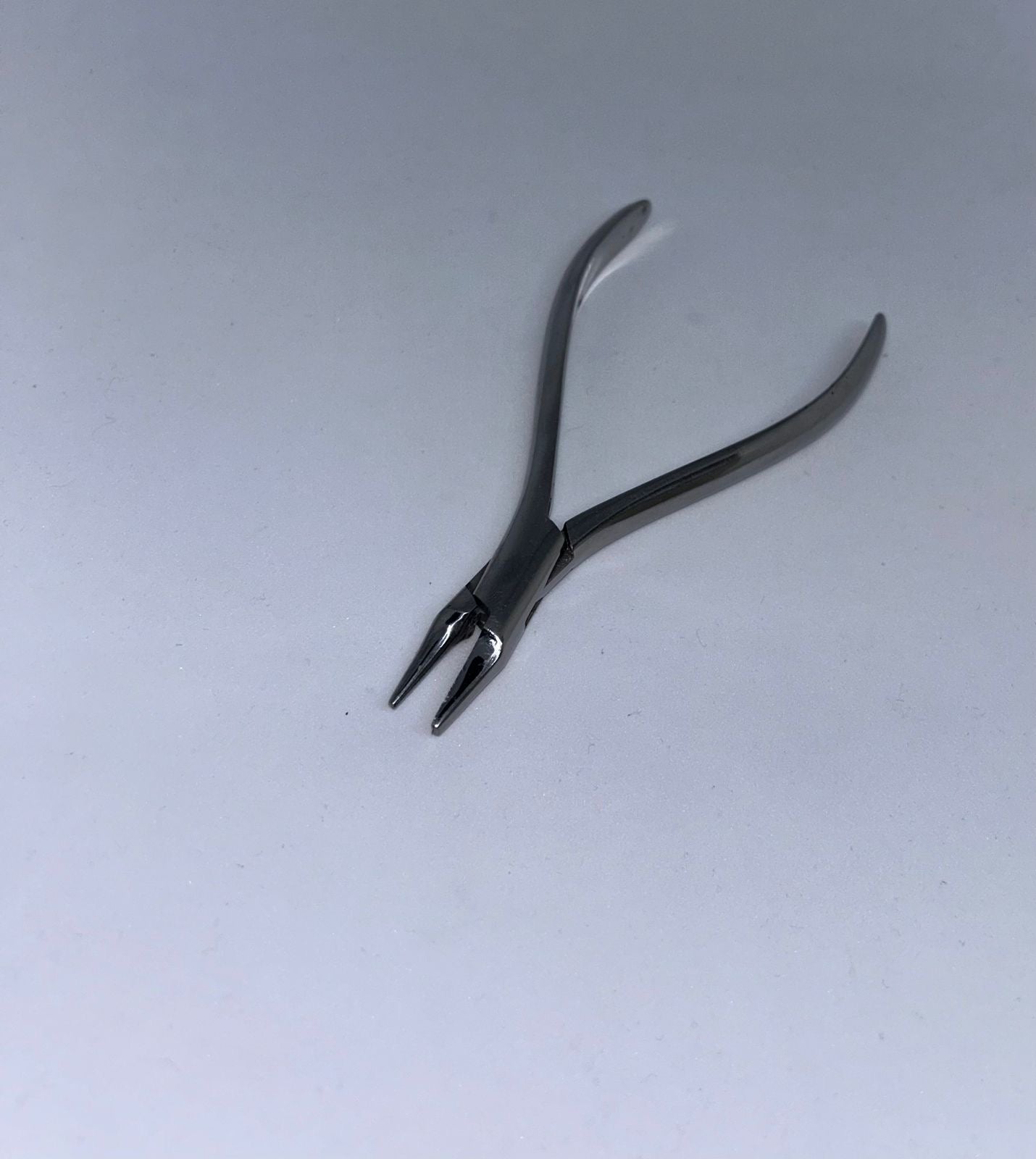 Orthodontic plier round and concave for loop forming