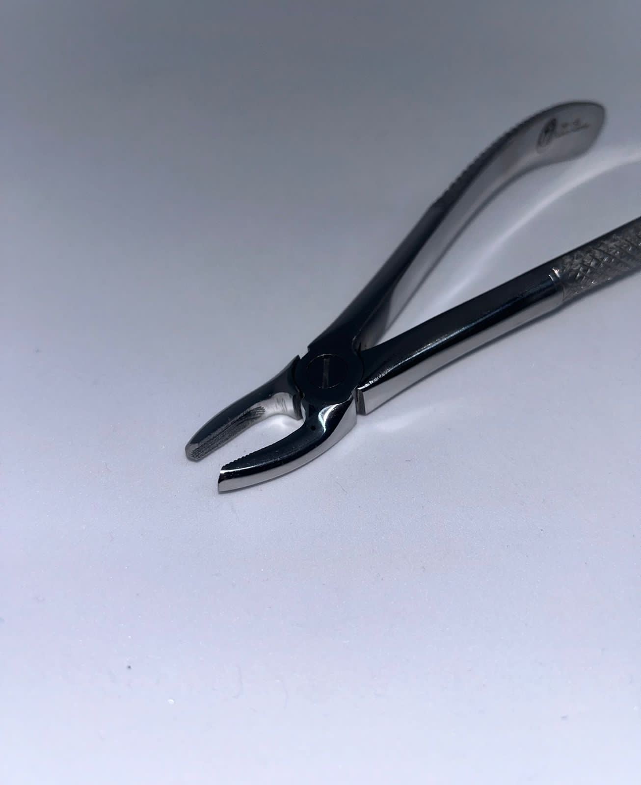 Upper premolar forceps