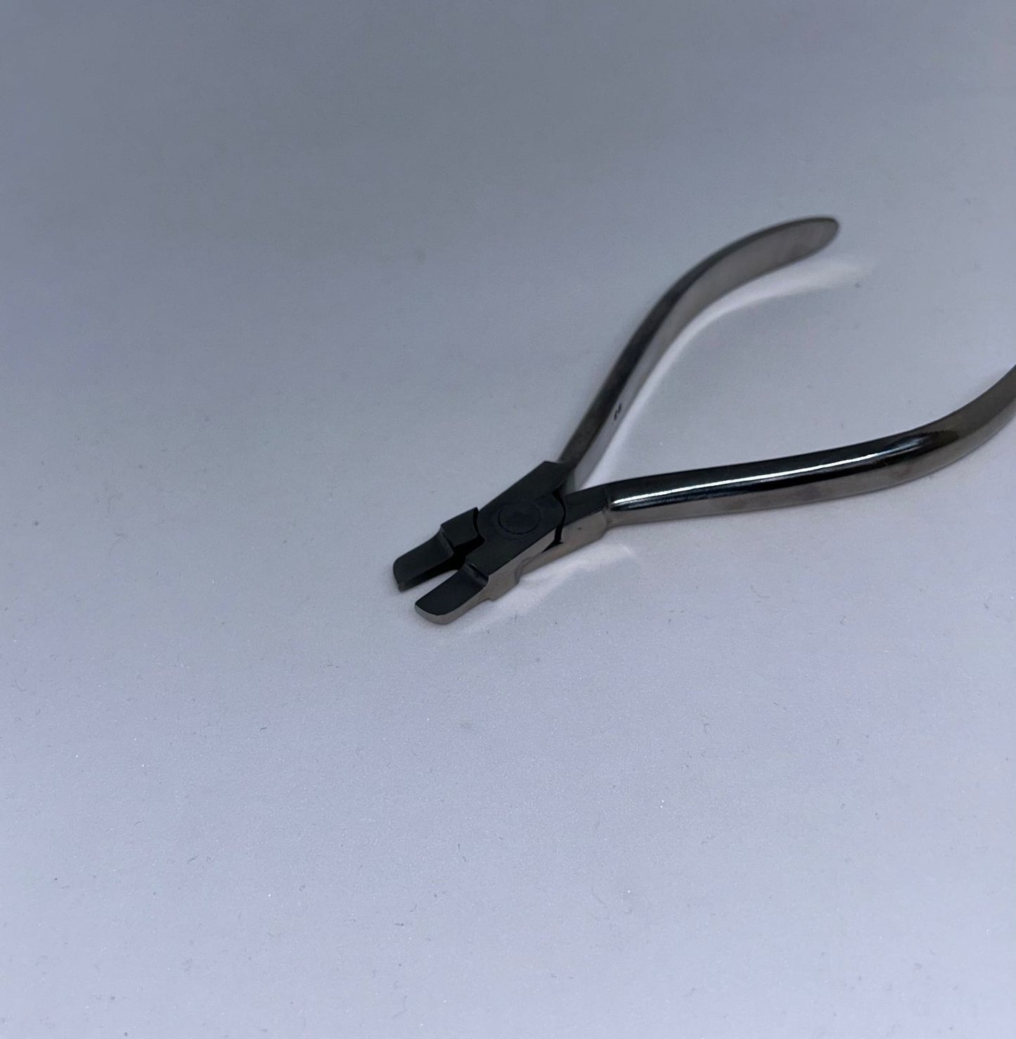 Orthodontic plier tweed (angle)