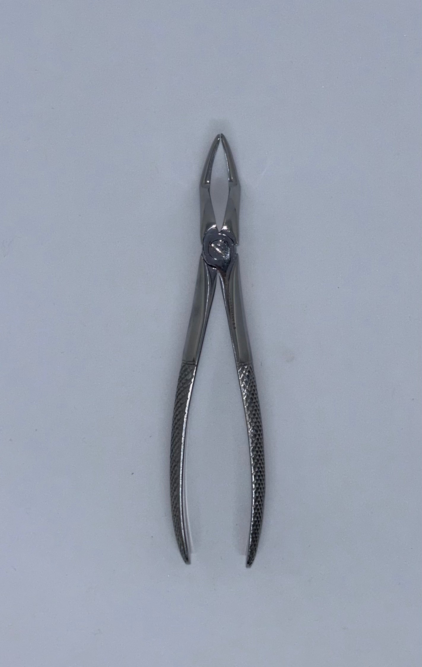 Upper roots forceps (narrow peak)