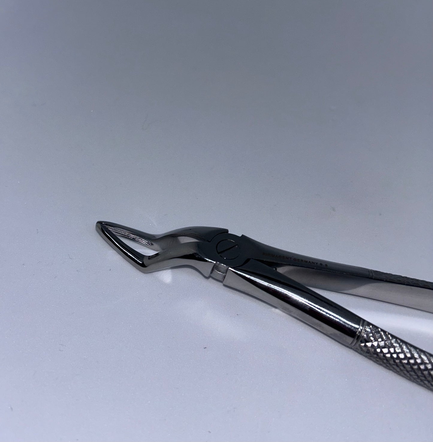 Upper roots forceps (narrow peak)