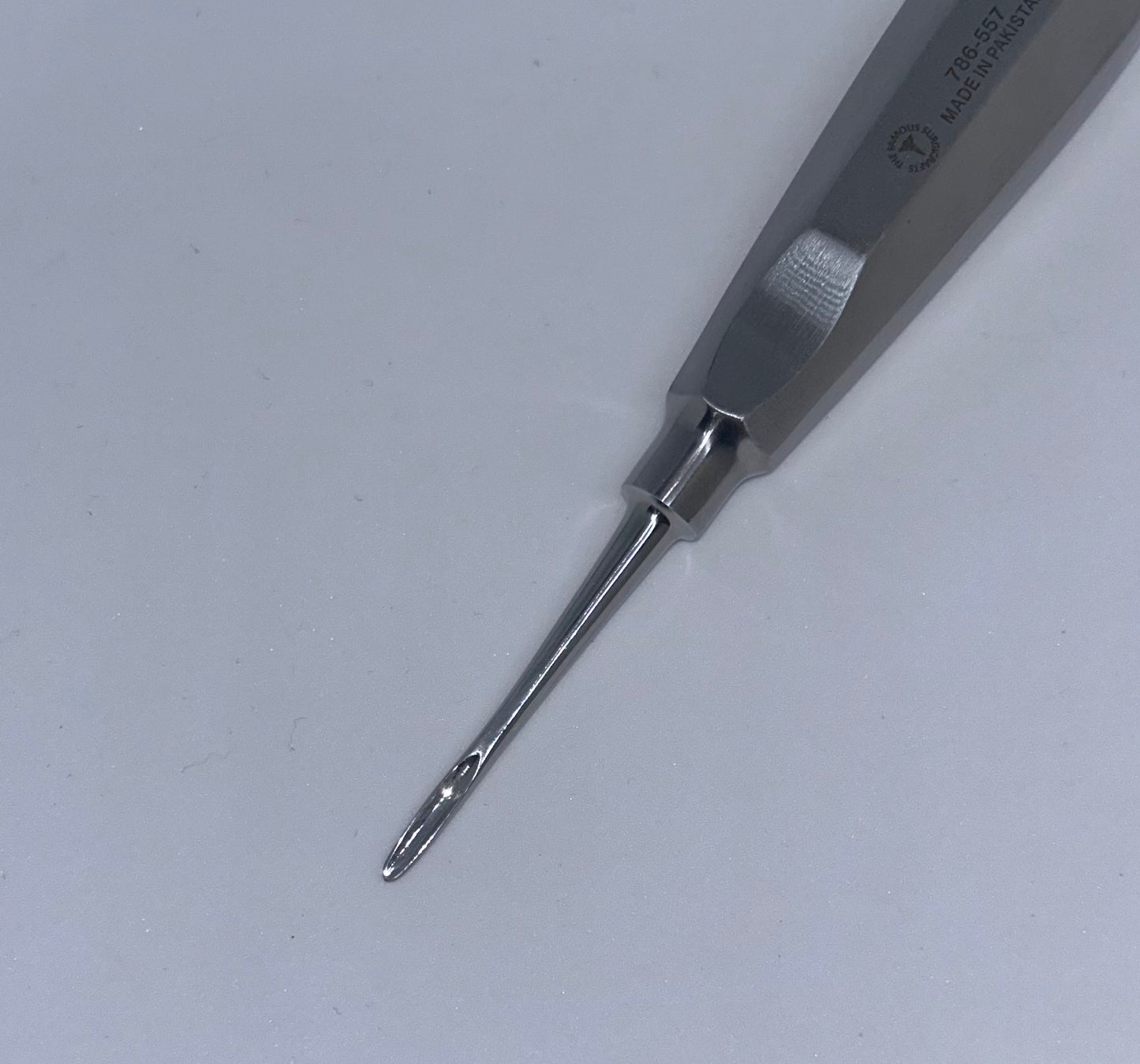 Straight pointed apexo elevator